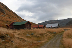 Wanderung auf den Bakkanosi oberhalb des Nærøyfjord - Bauernhof im Slettedalen Tal