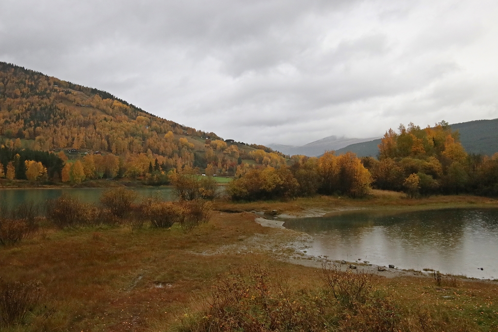 Norwegische Herbstlandschaft entlang der Straße 15 nach Otta