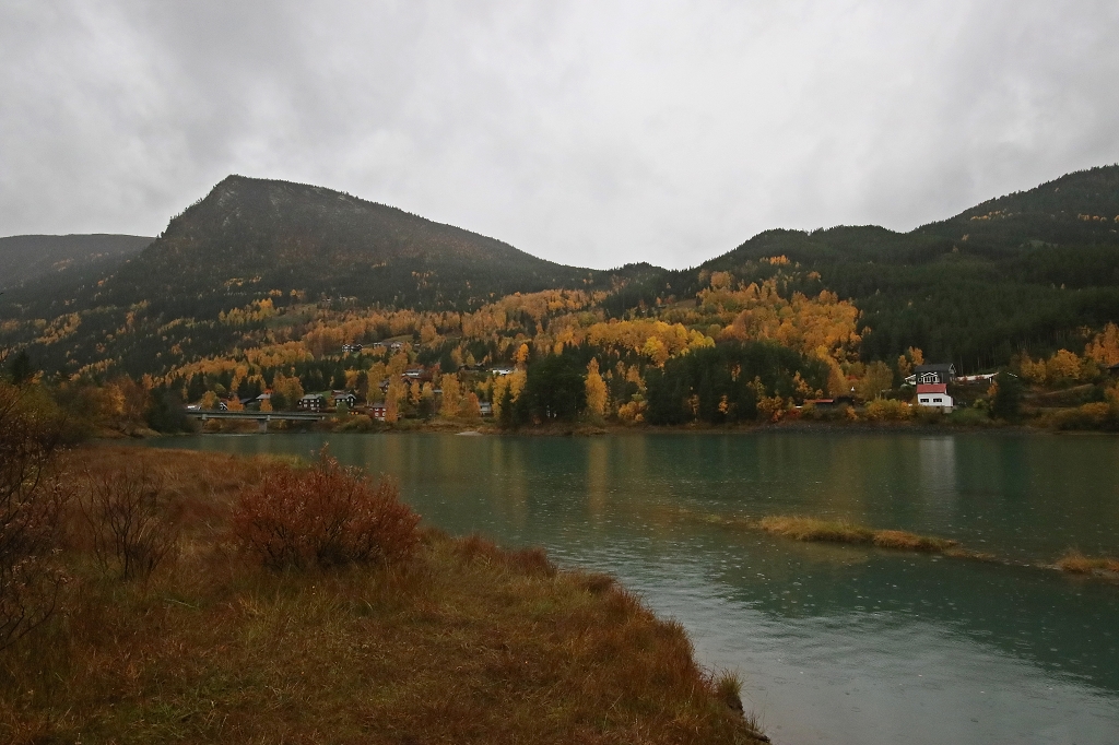 Norwegische Herbstlandschaft entlang der Straße 15 nach Otta
