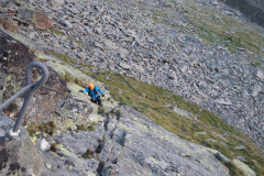 Erste kurze Drahtseilpassage auf dem Weg zum Einstieg des Klettersteig Mittaghorn