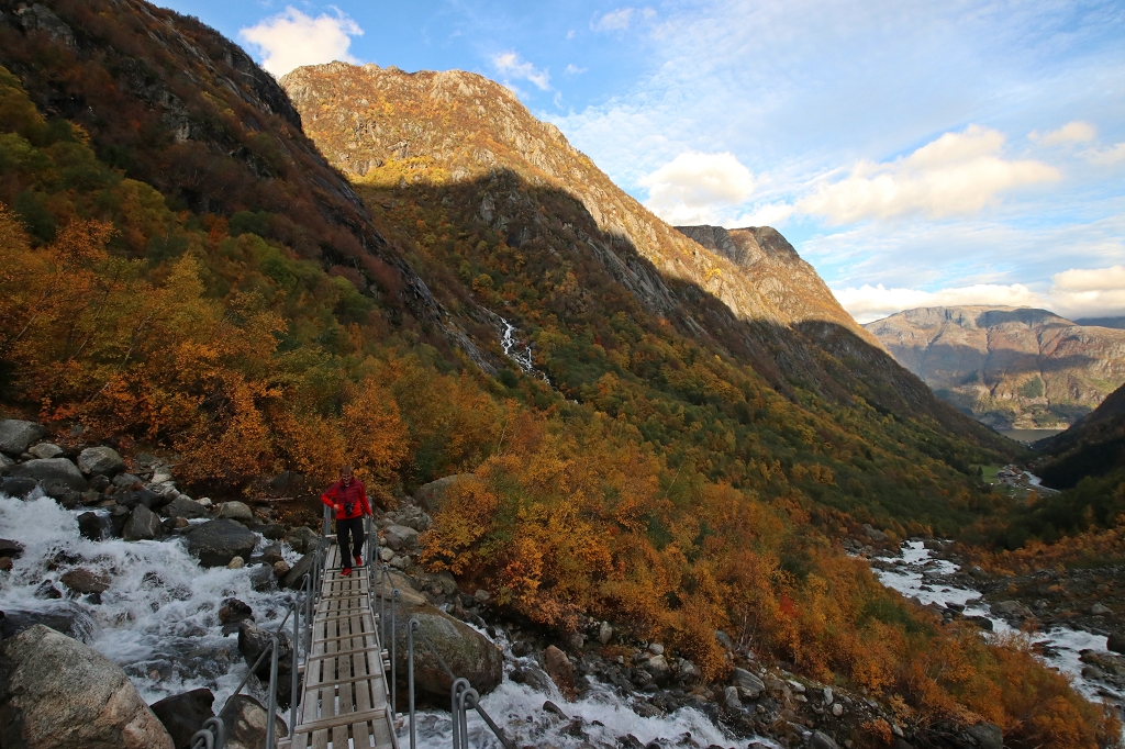 Wanderung zur Gletscherzunge des Buarbreen - Hängebrücke