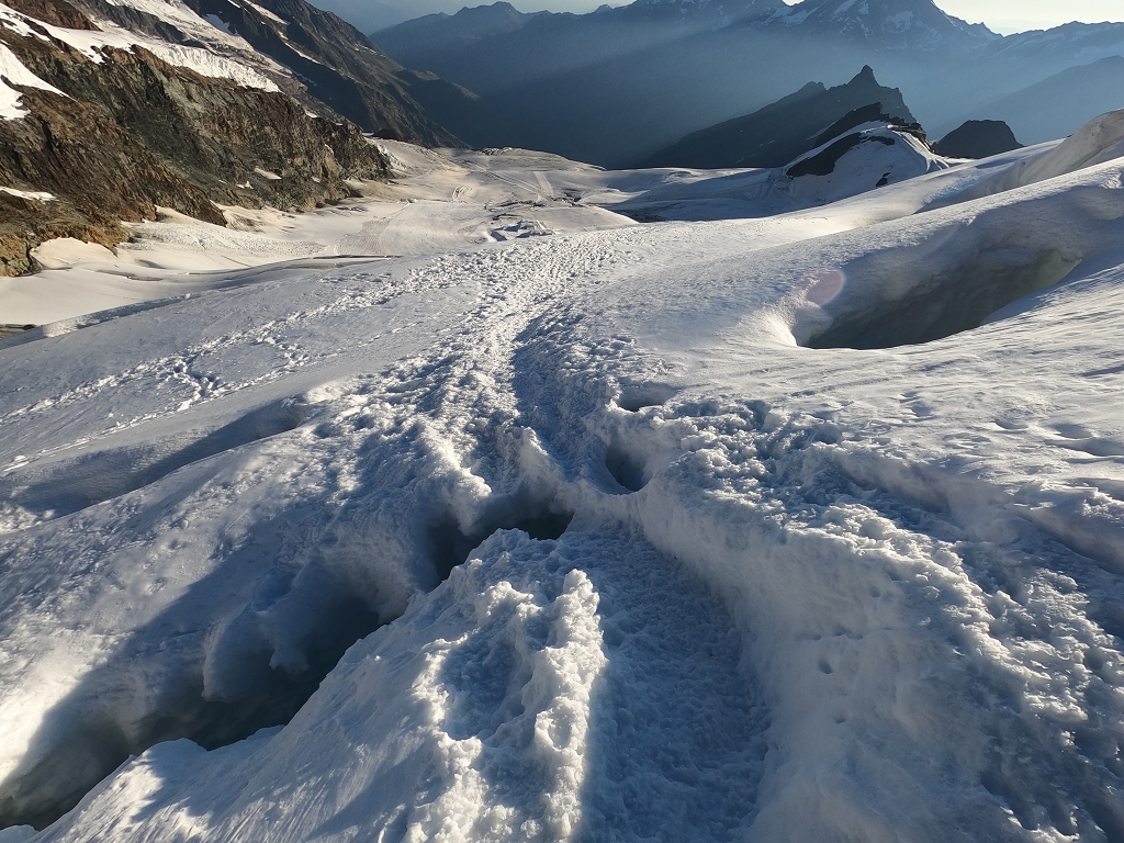 Einzige direkte Spaltenquerung über eine Schneebrücke auf dem Weg zum Gipfel des Allalinhorn