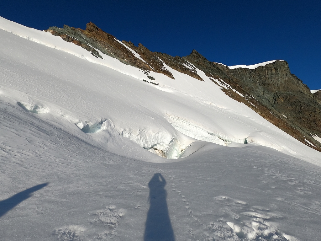 Spalten auf dem Feegletscher auf dem Gipfel zum Allalinhorn