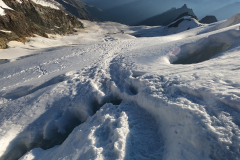 Einzige direkte Spaltenquerung über eine Schneebrücke auf dem Weg zum Gipfel des Allalinhorn