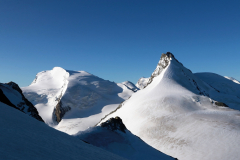 Blick auf Strahlhorn (links, 4.190m) und Rimpfischhorn (rechts, 4.199 m)