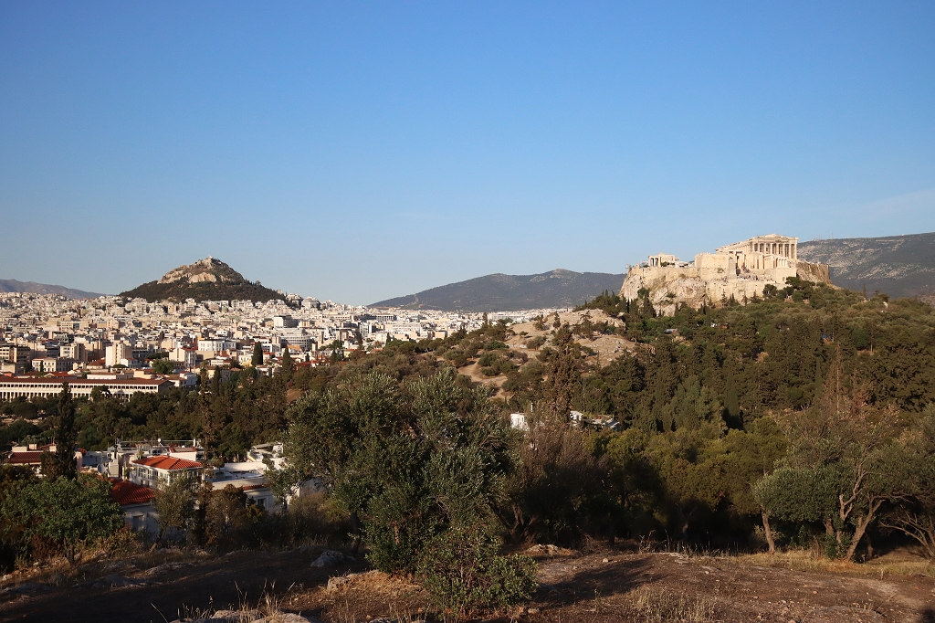 Ausblick vom Pnyx-Hügel auf den Lykabettus und Akropolis