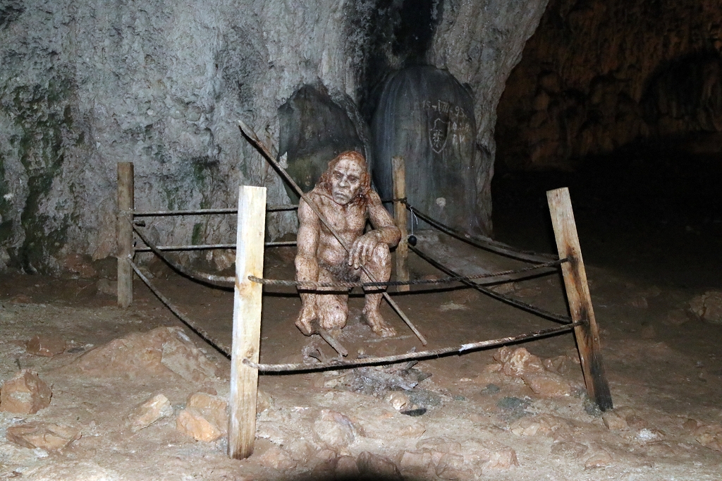 Neandertaler in der Srednja Bijambarska Höhle