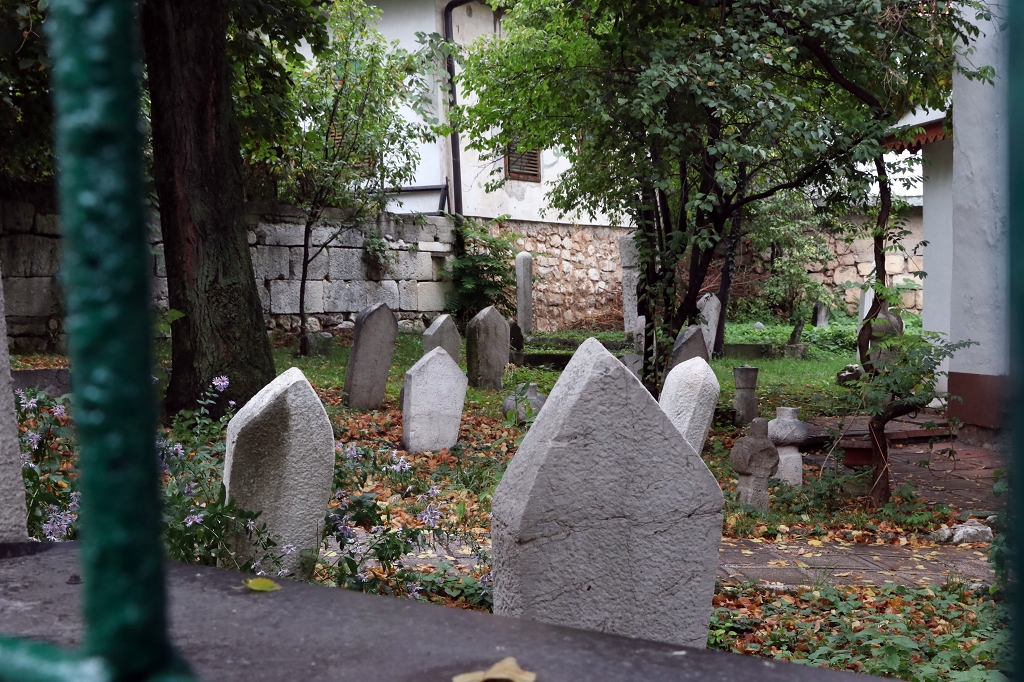 Kleiner Friedhof vor einem Haus in Sarajevo