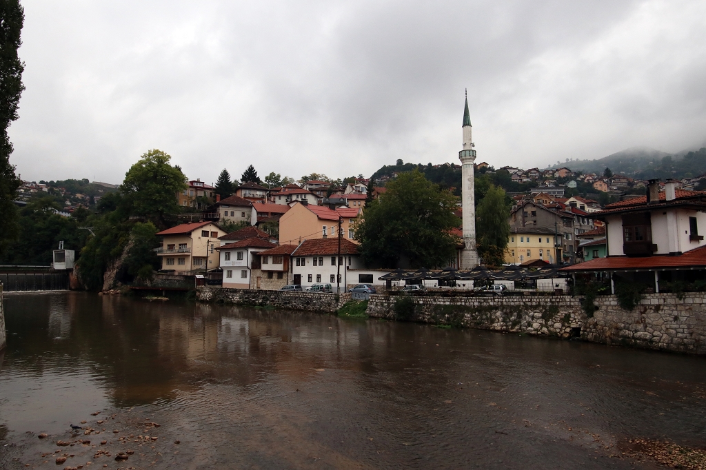 Blick von der Šeherćehaja Brücke auf die andere Seite Sarajevos