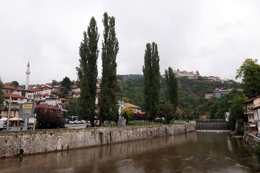 Blick von der Šeherćehaja Brücke in Sarajevo
