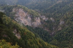 Skakavac Wasserfall vom Vidikovac Beškita im Sutjeska-Nationalpark