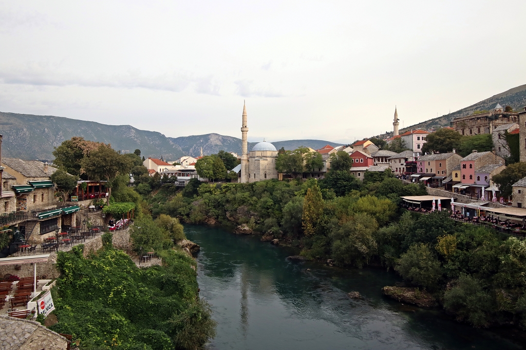 Blick von der Stari most auf die Neretva und die Karađozbeg-Moschee