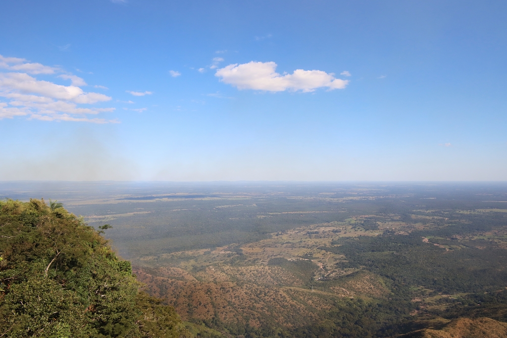 Panoramablick auf die Sandsteinfelswände der Chapada und das weite Land vom Parque Ecológico Morro dos Ventos