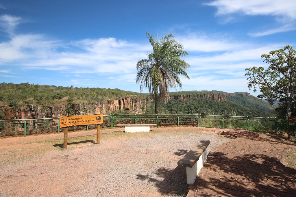Aussichtsplattform mit Blick auf den Nationalpark Chapada dos Guimaraes und den Wasserfall Véu de Noiva