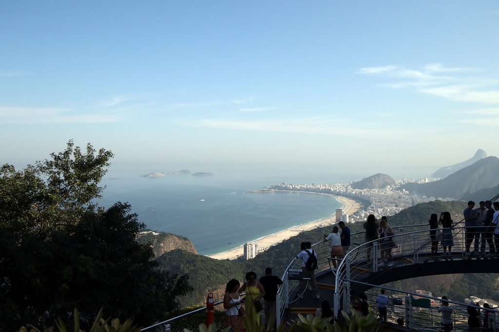 Blick vom Zuckerhut über den Atlantik, die Buchten und Hügel von Rio bis zur Copacabana