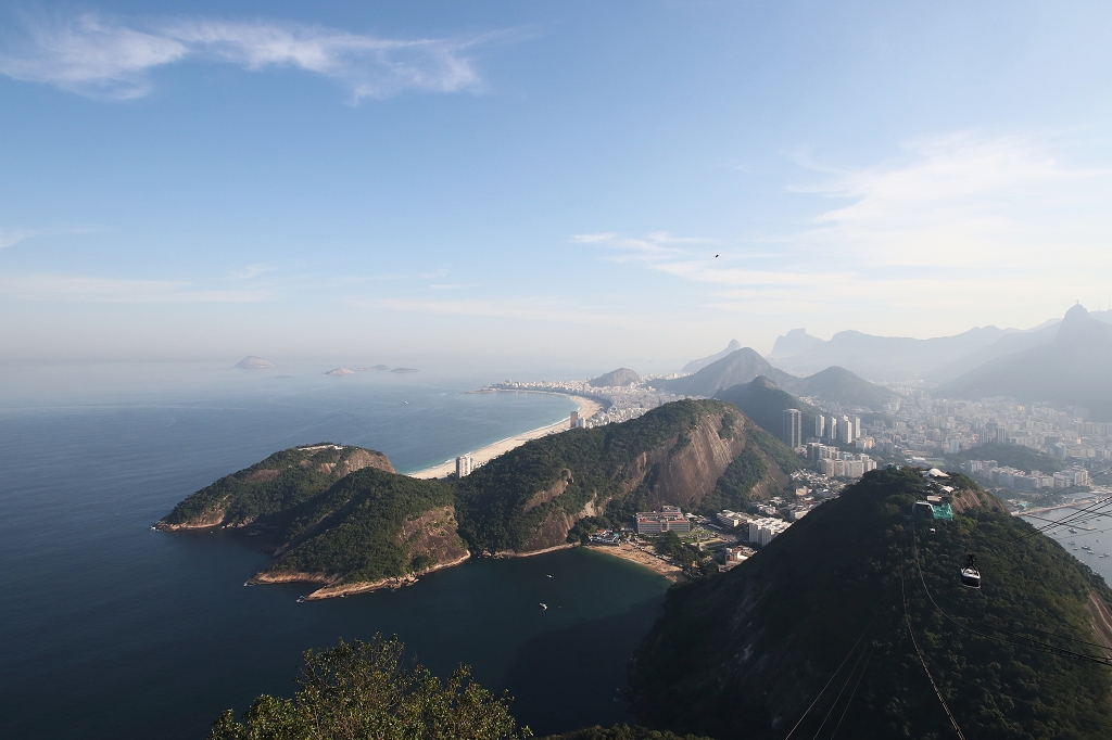 Blick vom Zuckerhut über den Atlantik, die Buchten und Hügel von Rio bis zur Copacabana