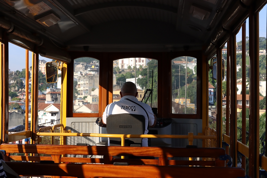 Fahrt mit der historischen Straßenbahn Bonde de Santa Teresa