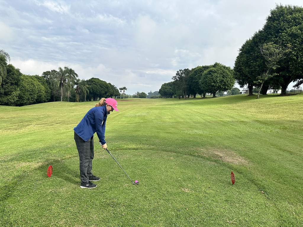 Abschlag rot an Loch 1 auf dem Iguassu Falls Golfplatz