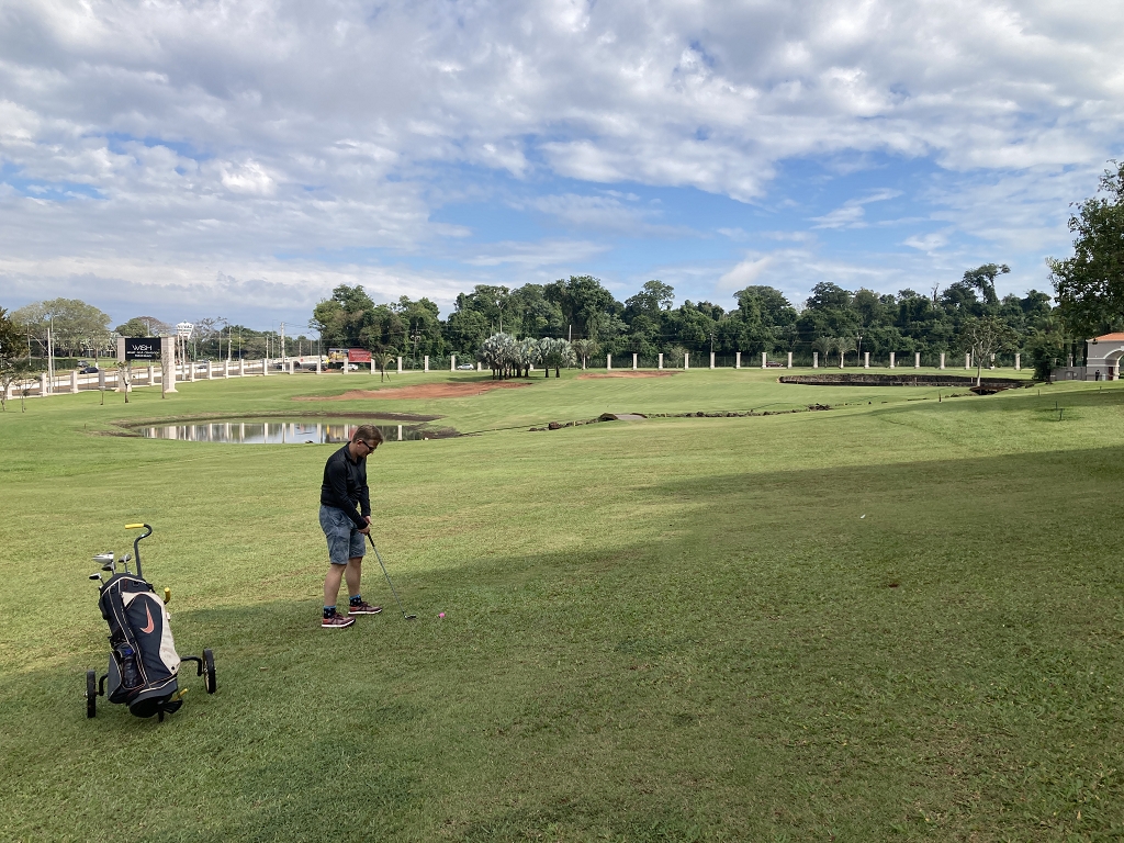 Auf dem Fairway des zweiten Lochs auf dem Iguassu Falls Golfplatz