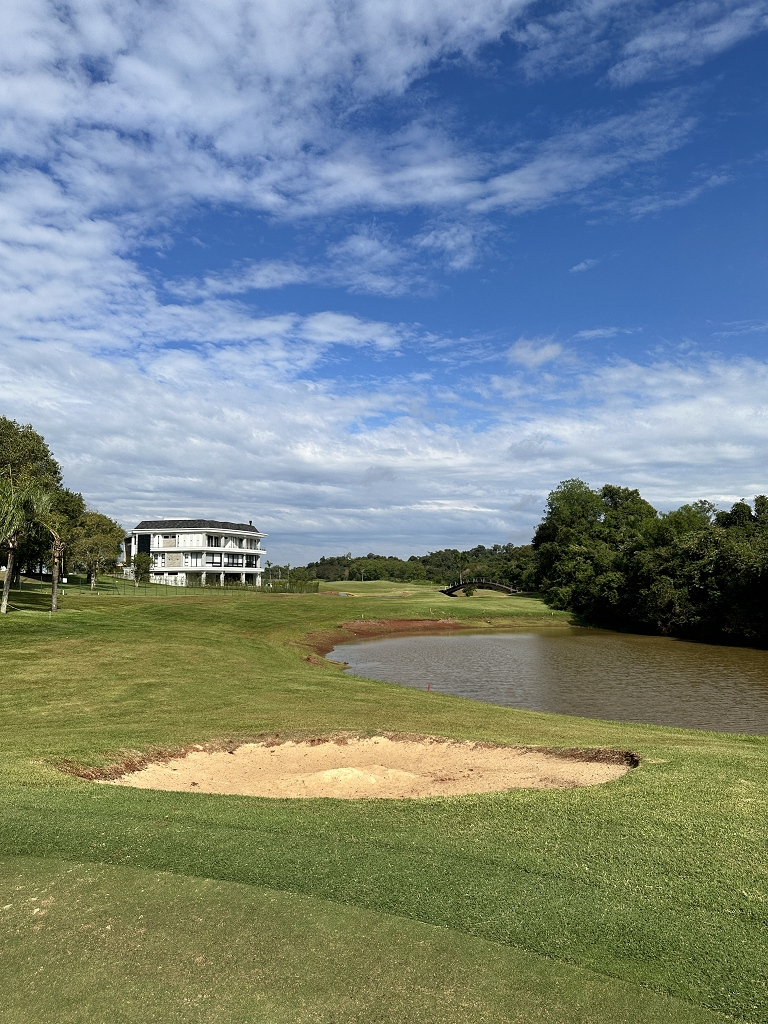 Blick zurück auf Loch 5 auf dem Iguassu Falls Golfclub