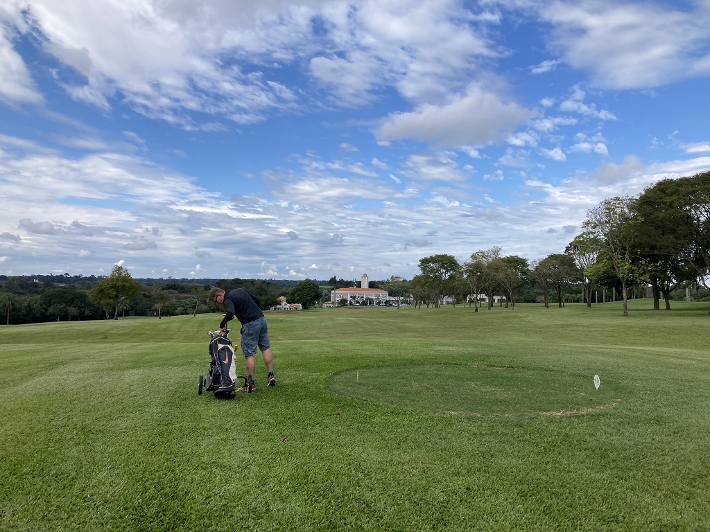 Abschlag weiß an Loch 9 auf dem Iguassu Falls Golfclub