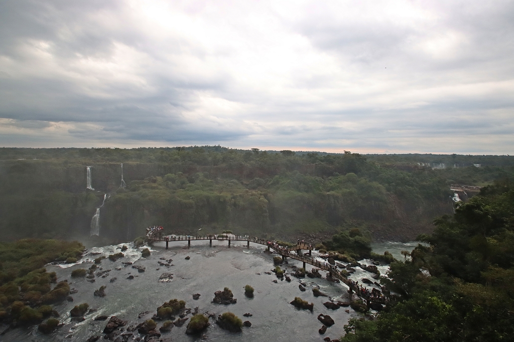 Blick von oben auf die Iguazu-Wasserfälle