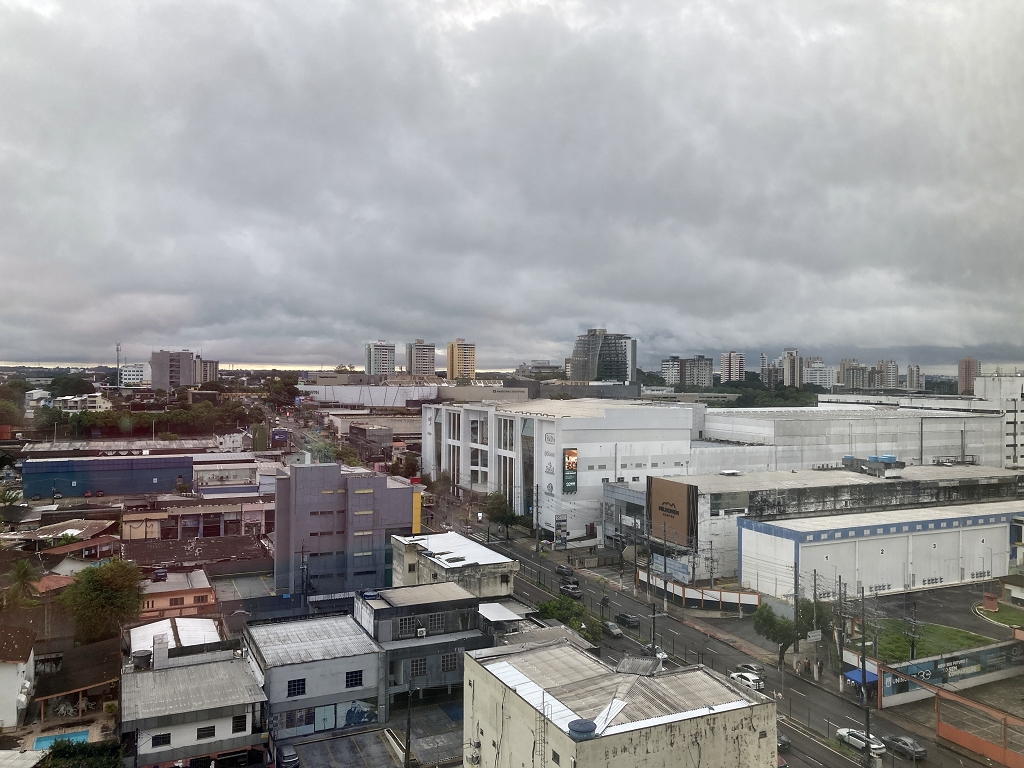 Dunkle Wolken über Manaus