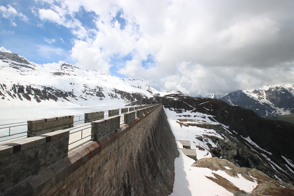 Der Wanderweg führt unterhalb der Talsperre entlang