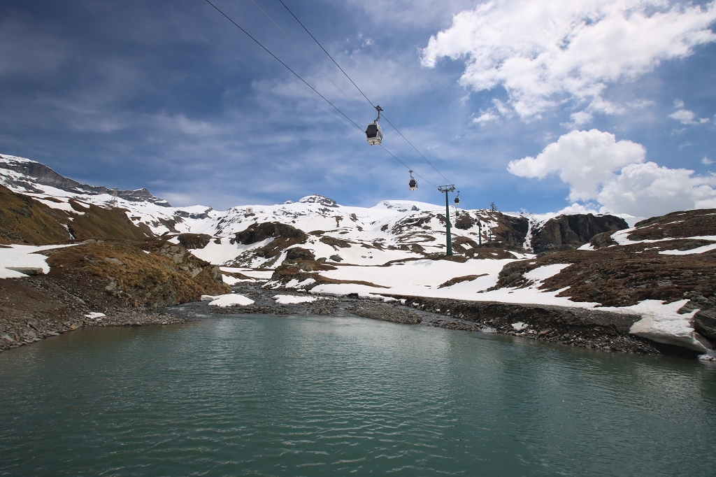 Künstlich angelegter See im Skigebiet