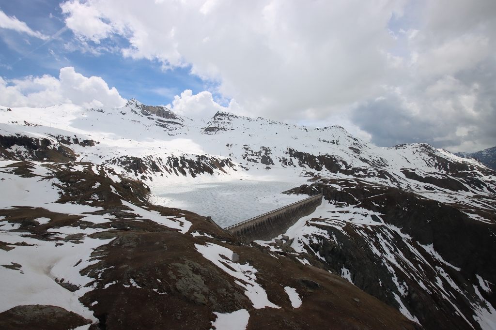 Blick zurück auf die Talsperre und den Wegverlauf