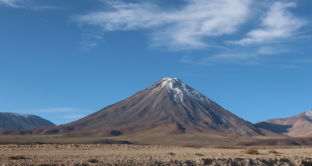 Fahrt auf der Ruta 27 nach San Pedro de Atacama - Vulkan Licancabur