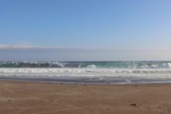 meterhohe Wellen am Strand von Iquique