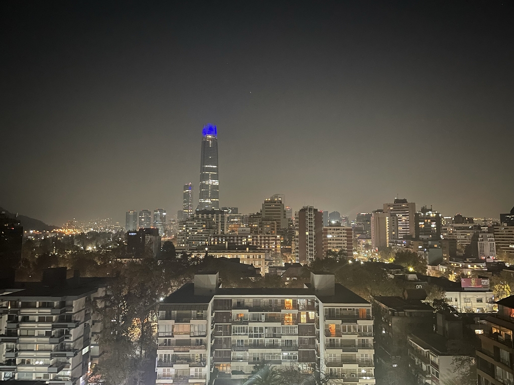 Blick auf Santiago de Chile von der Dachterrasse des Solace Hotels