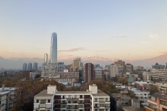 Blick auf Santiago de Chile von der Dachterrasse des Solace Hotels