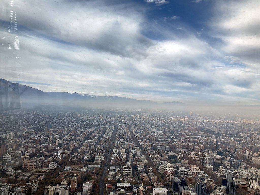 Blick auf Santiago de Chile von der Aussichtsplattform Sky Costanera