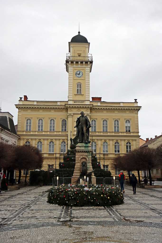 Adventskranz am Rathaus in Komárno
