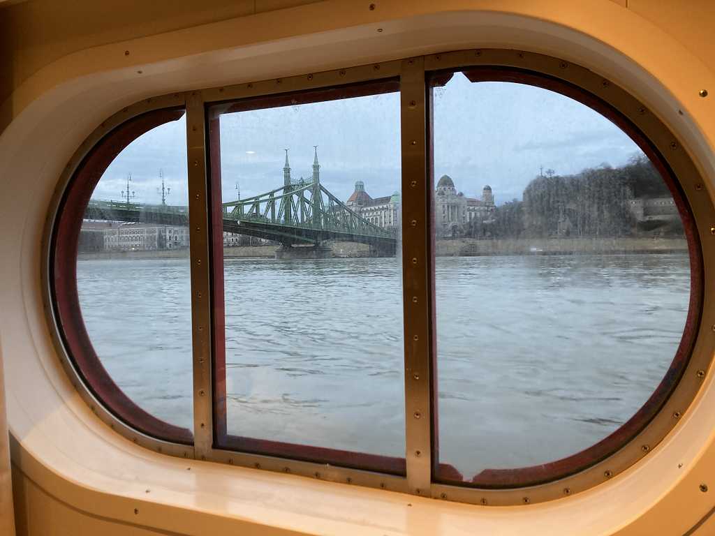 Blick aus dem Schiffsfenster auf die Elisabethbrücke in Budapest