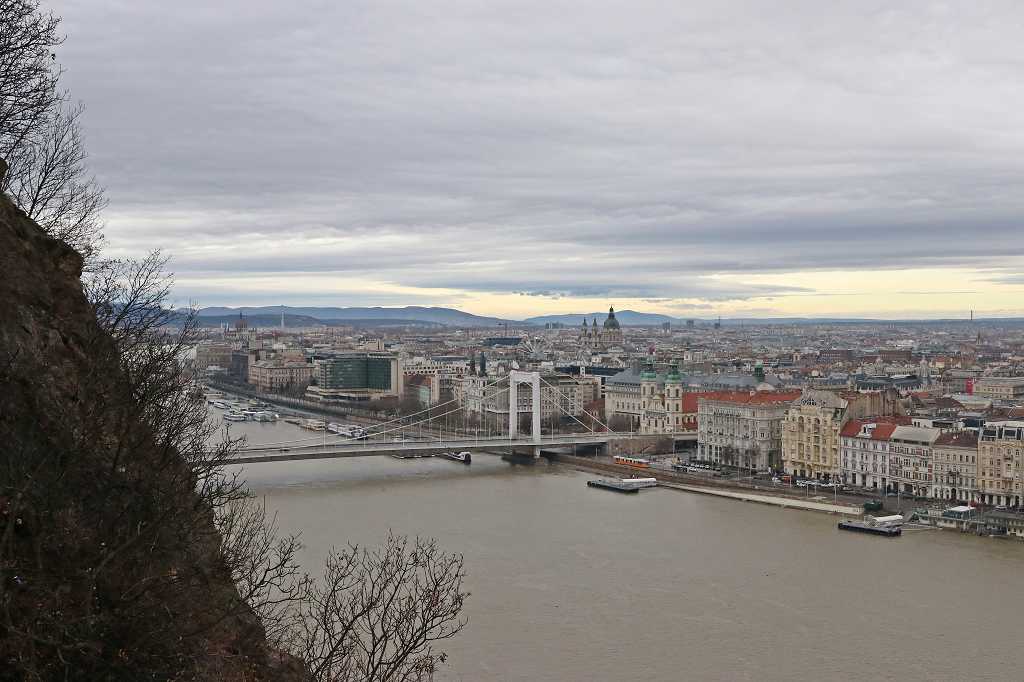Ausblick vom Gellertberg auf die Donau und Budapest