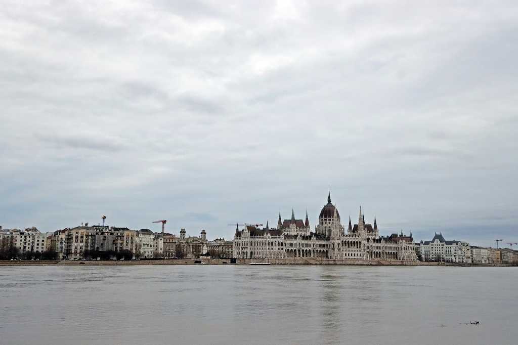 Blick auf das Parlamentsgebäude von der Buda-Seite