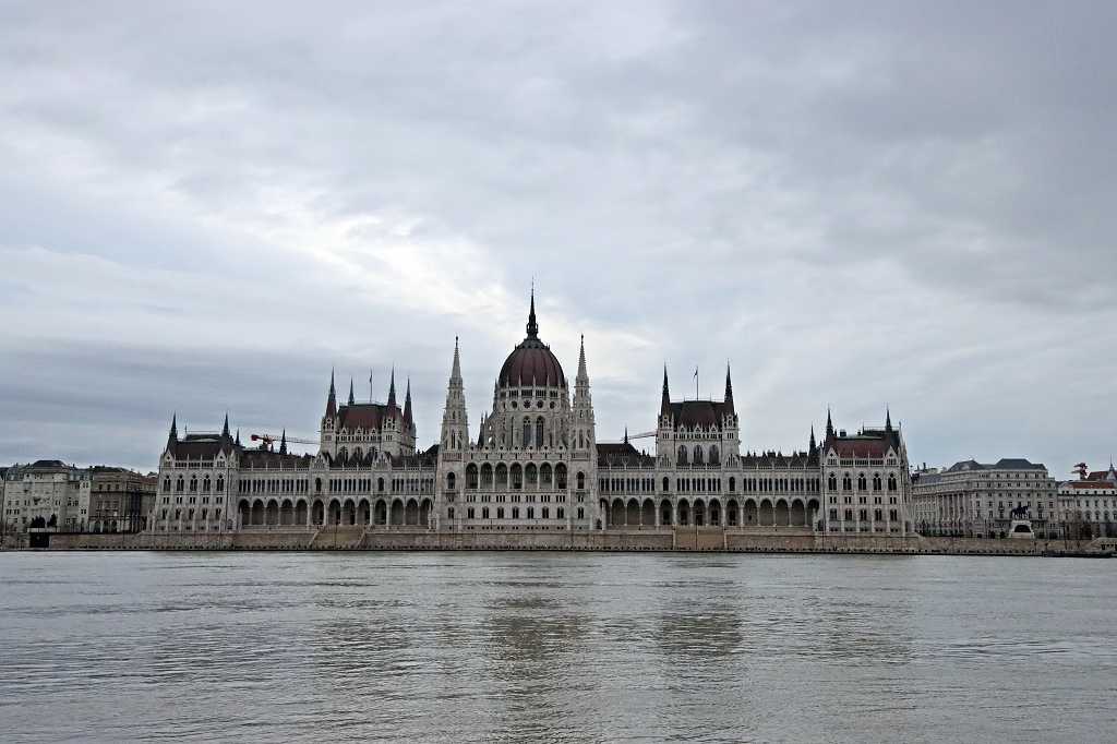 Blick auf das Parlamentsgebäude von der Buda-Seite