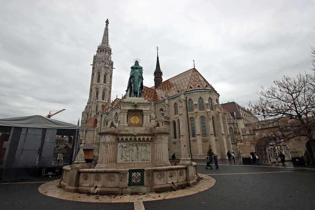 Matthiaskirche am Dreifaltigkeitsplatz in Budapest