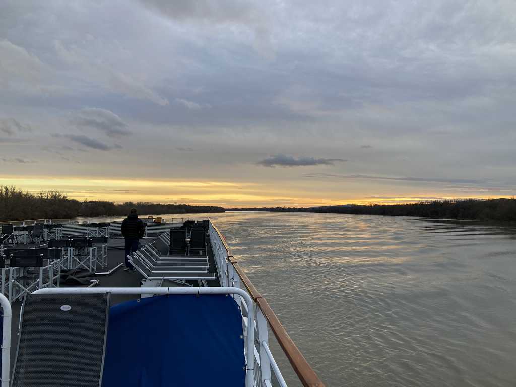 Blick auf die romantische Donau vom Außendeck der MS Bolero