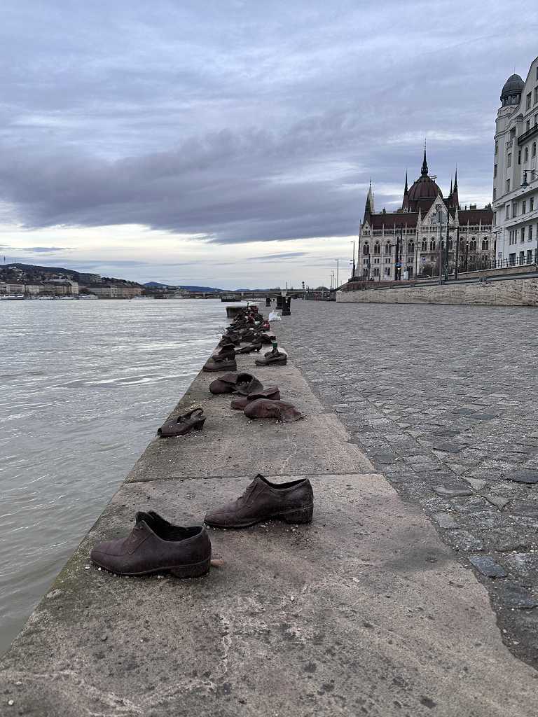 Am Ufer der Donau mit Blick auf das Parlament