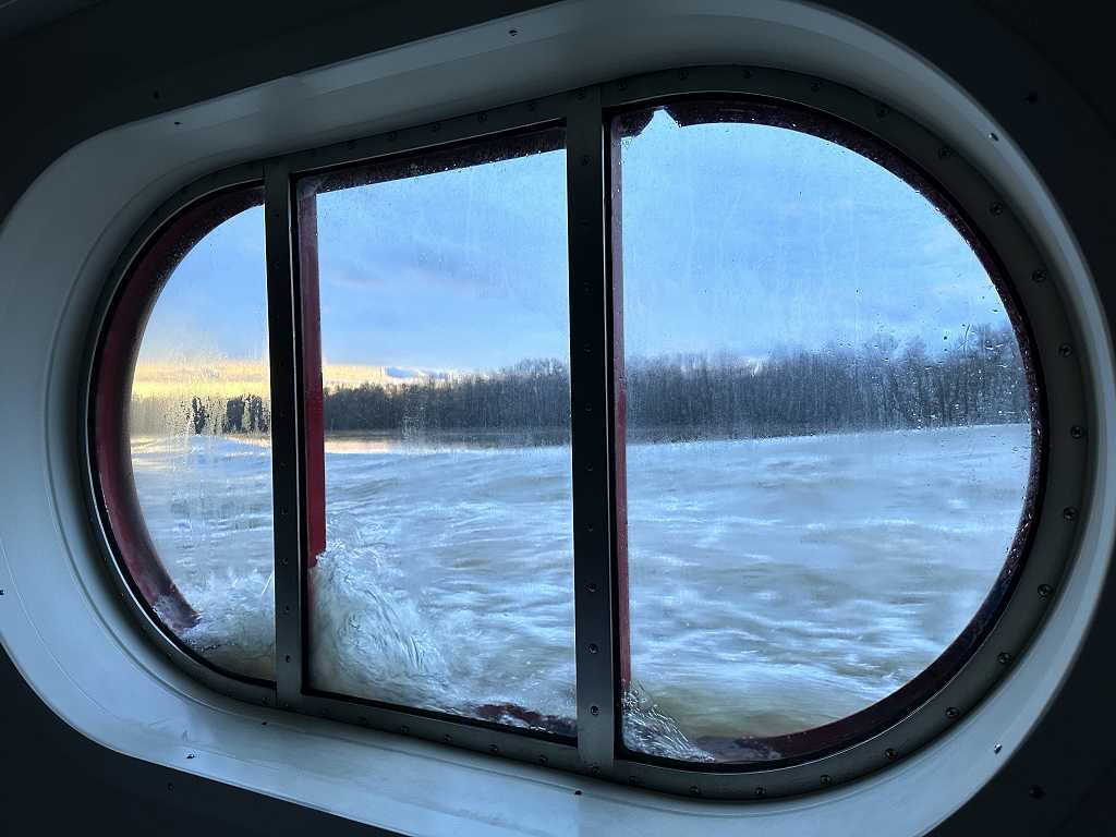Blick aus dem Schiffsfenster auf die Donau