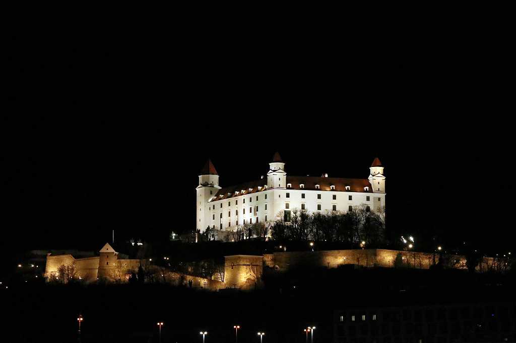 Blick auf die beleuchtete Bratislavaer Burg