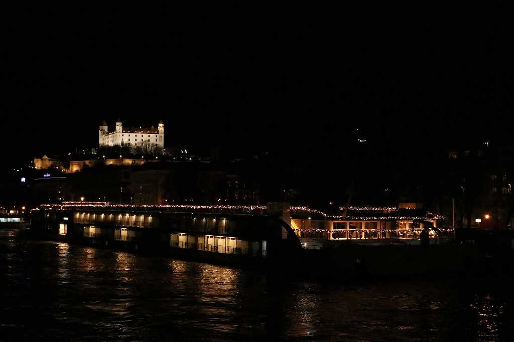 Bratislava im Dunkeln