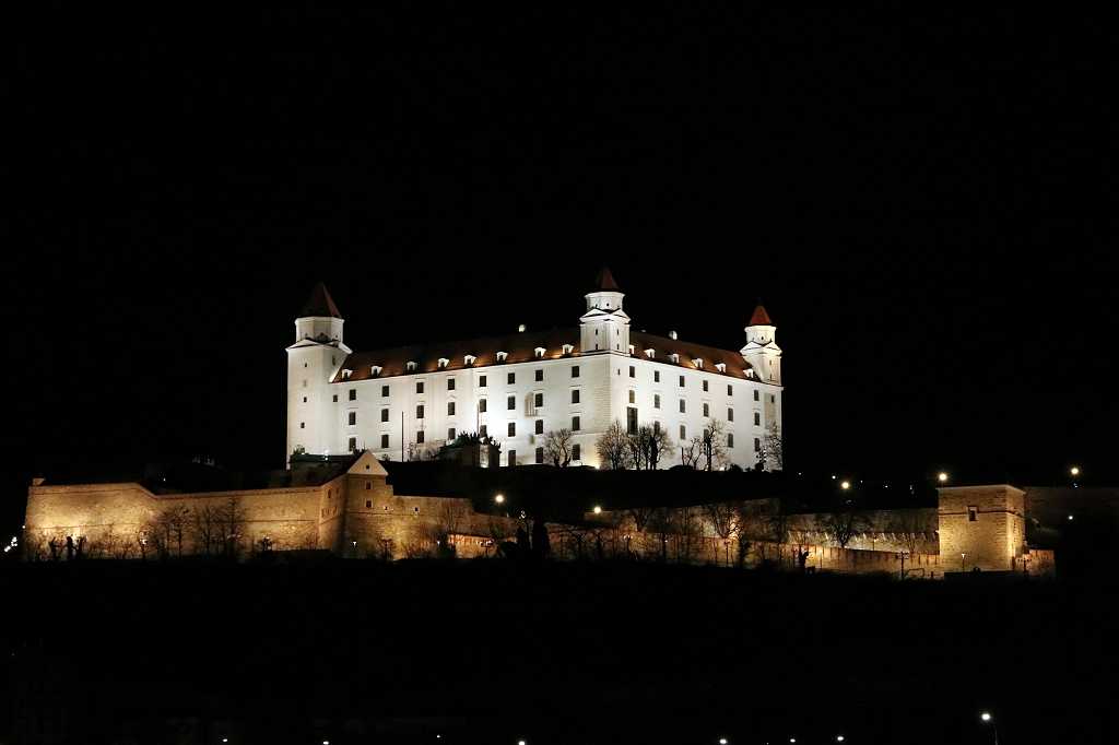 Blick auf die beleuchtete Bratislavaer Burg
