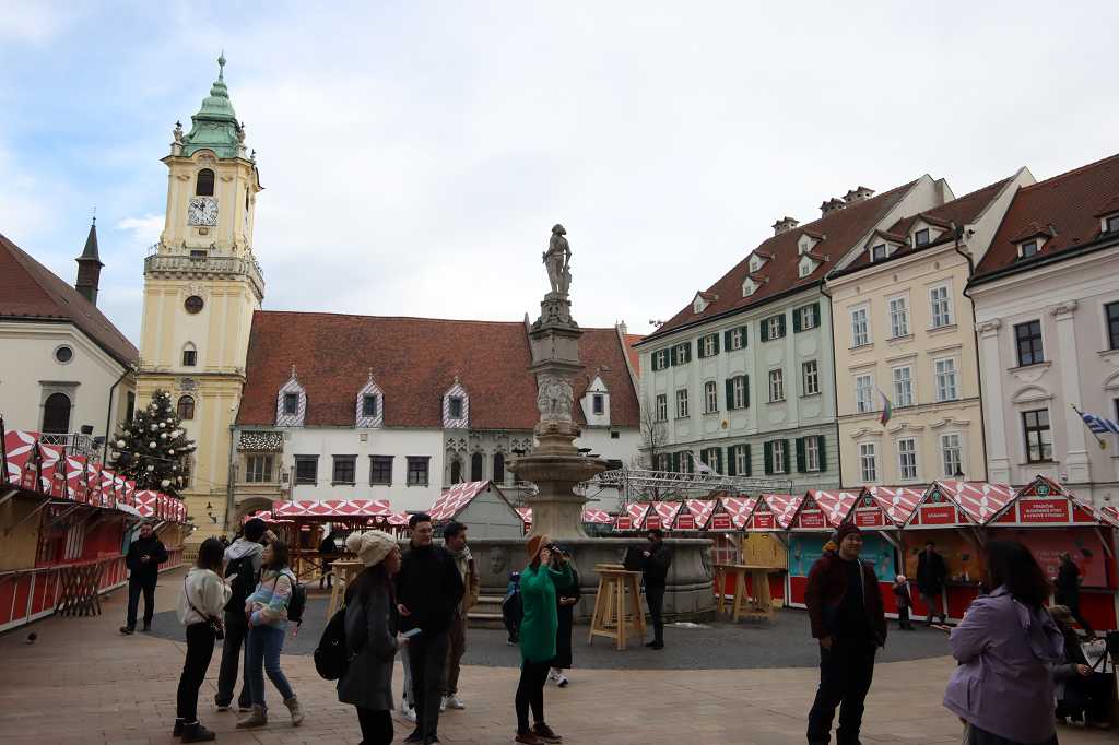 Weihnachtsmarkt auf dem Marktplatz in Bratislava