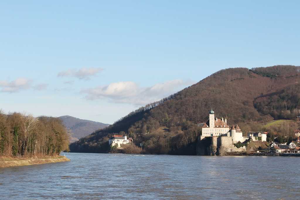 Kloster und das Schloss Schönbühel