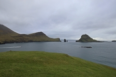 Fjord Sørvágsfjørður und der Tindhólmur